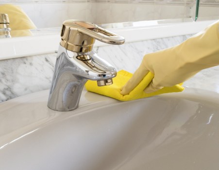 Careful removal of household items during a Hollandpark clearance